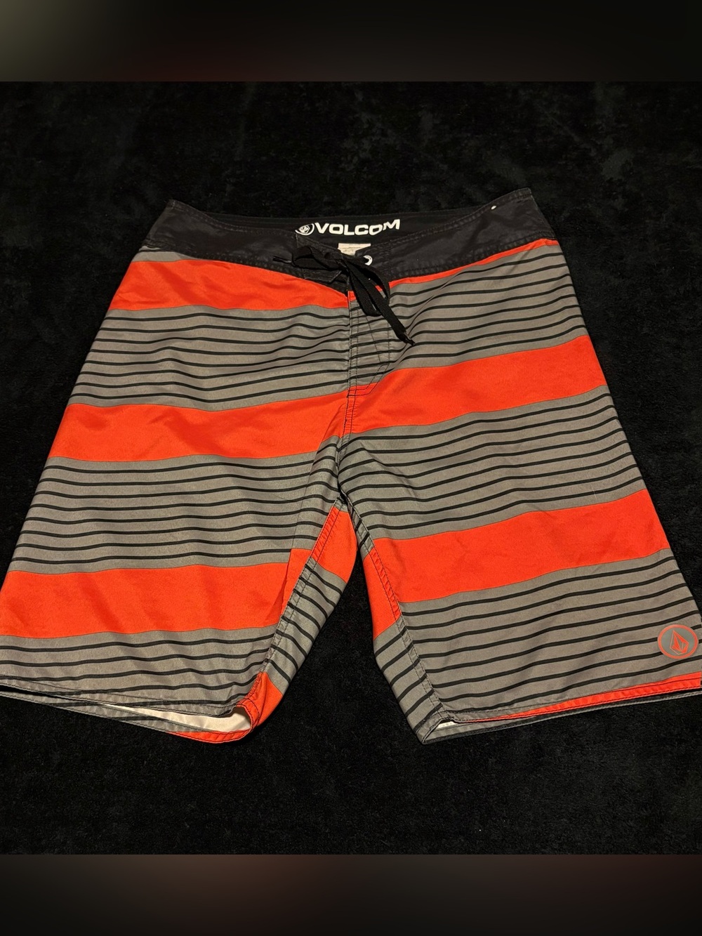 Volcom MOD Stripe black red gray board shorts 10” inseam size mens 32
